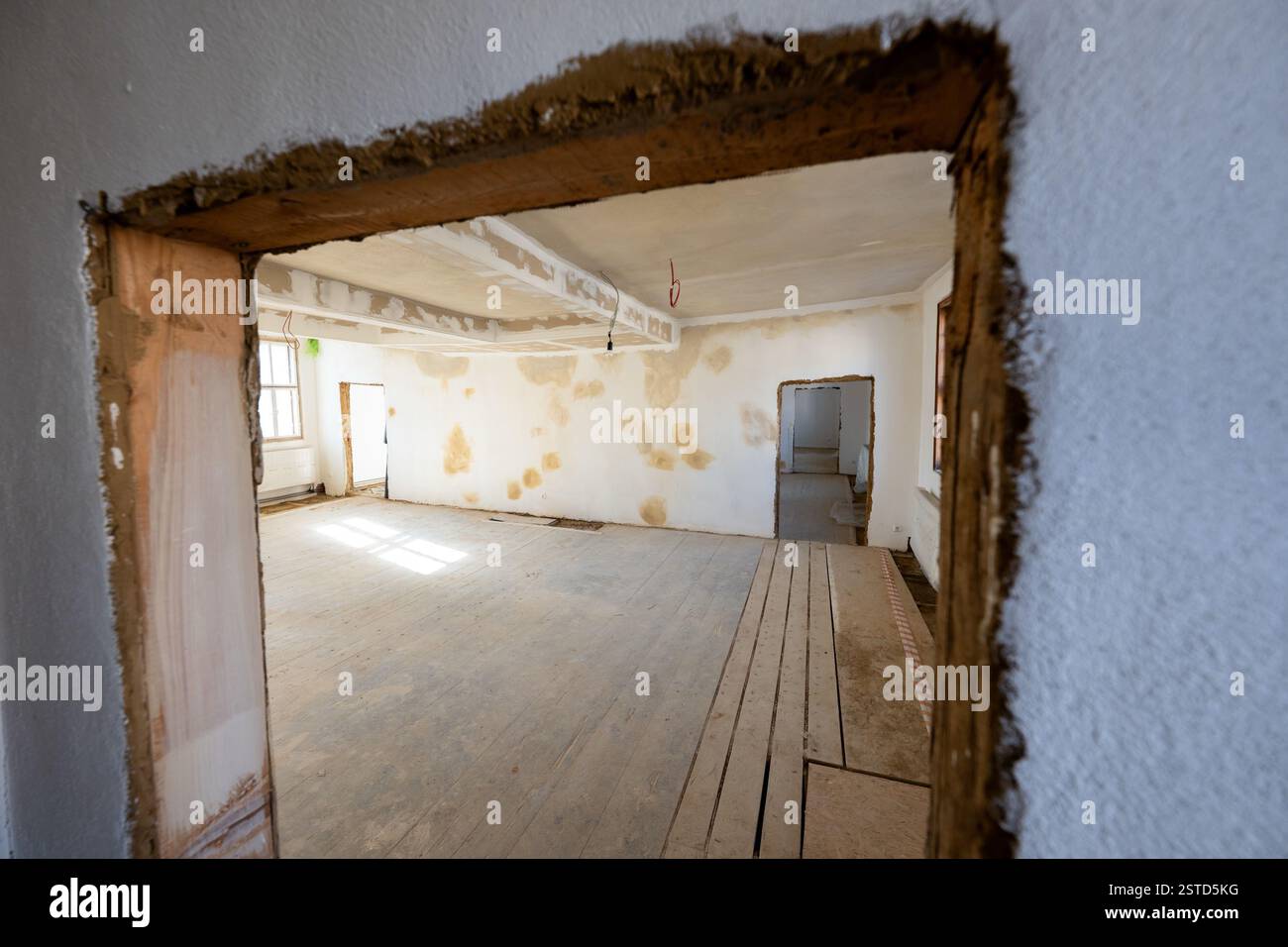 Weimar, Deutschland. Februar 2025. Zimmer im zweiten Stock des Hauses. Die Stadt Weimar hält eine Pressekonferenz ab, um über das Urteil des Amtsgerichts Erfurt zu informieren, das der Stadt Weimar das Recht einräumt, das ehemalige Haus von Goethes Freundin Charlotte von Stein (1742–1827) zurückzukaufen. Quelle: Jacob Schröter/dpa/Alamy Live News Stockfoto