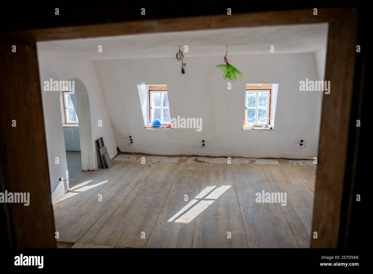Weimar, Deutschland. Februar 2025. Blick auf ein Zimmer im oberen Stockwerk des Hauses. Die Stadt Weimar hält eine Pressekonferenz ab, um über das Urteil des Amtsgerichts Erfurt zu informieren, das der Stadt Weimar das Recht einräumt, das ehemalige Haus von Goethes Freundin Charlotte von Stein (1742–1827) zurückzukaufen. Quelle: Jacob Schröter/dpa/Alamy Live News Stockfoto