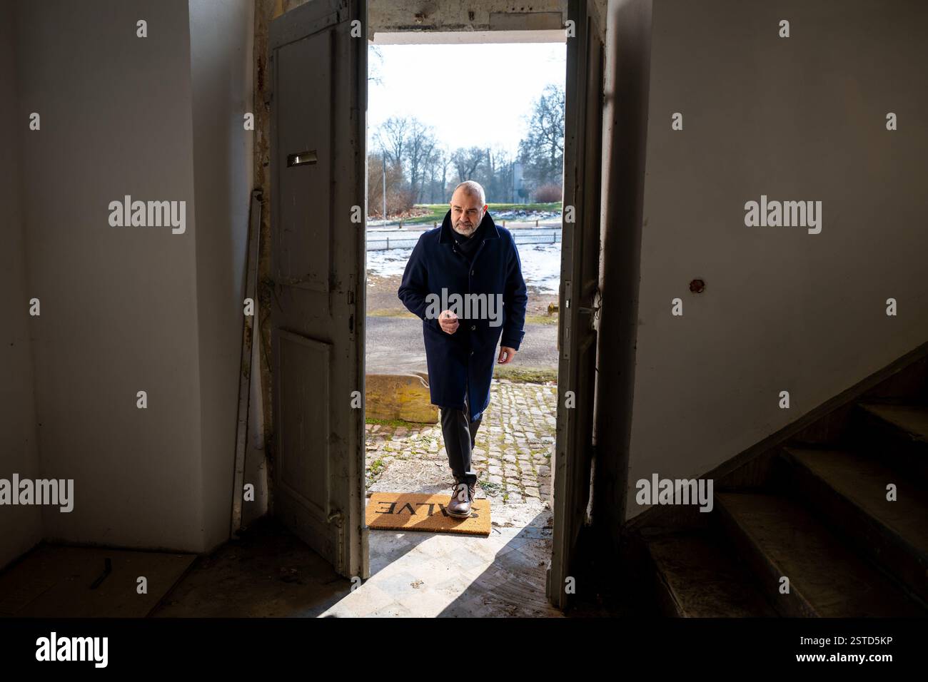 Weimar, Deutschland. Februar 2025. Der Oberbürgermeister von Weimar, Peter kleine, betritt das Gebäude. Auf einer Pressekonferenz informiert die Stadt Weimar die Öffentlichkeit über das Urteil des Landgerichts Erfurt, das der Stadt Weimar das Recht einräumt, das ehemalige Haus von Goethes Freundin Charlotte von Stein (1742–1827) zurückzukaufen. Quelle: Jacob Schröter/dpa/Alamy Live News Stockfoto