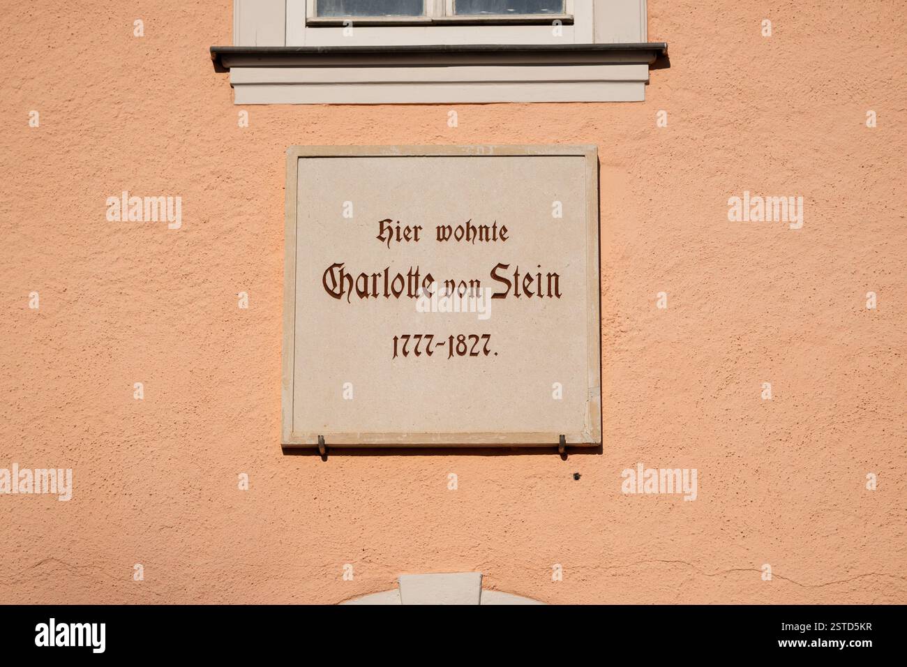 Weimar, Deutschland. Februar 2025. Eine Gedenktafel an der Fassade des Hauses erinnert an Charlotte von Stein. Die Stadt Weimar gibt auf einer Pressekonferenz das Urteil des Amtsgerichts Erfurt bekannt, das der Stadt Weimar das Recht einräumt, das ehemalige Haus von Goethes Freundin Charlotte von Stein (1742–1827) zurückzukaufen. Quelle: Jacob Schröter/dpa/Alamy Live News Stockfoto