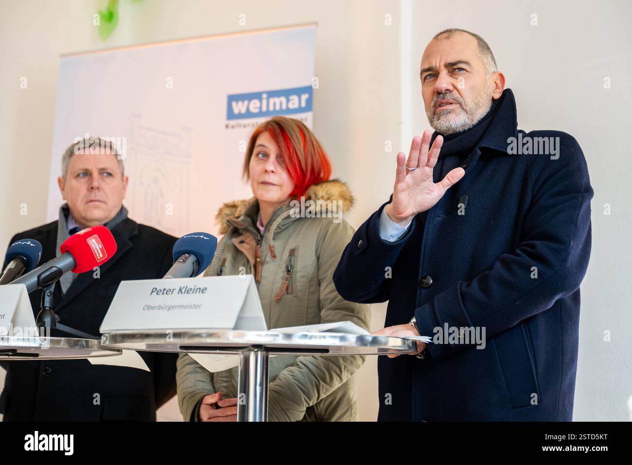 Weimar, Deutschland. Februar 2025. Der Oberbürgermeister der Stadt Weimar Peter kleine (r), die Leiterin der Landwirtschaftsabteilung der Stadt Weimar, Susan Fröbe (m) und der Rechtsanwalt Johannes-Christian Vent auf der Pressekonferenz. Auf einer Pressekonferenz informiert die Stadt Weimar über das Urteil des Landgerichts Erfurt, das der Stadt Weimar das Recht einräumt, das ehemalige Haus von Goethes Freundin Charlotte von Stein (1742–1827) zurückzukaufen. Quelle: Jacob Schröter/dpa/Alamy Live News Stockfoto