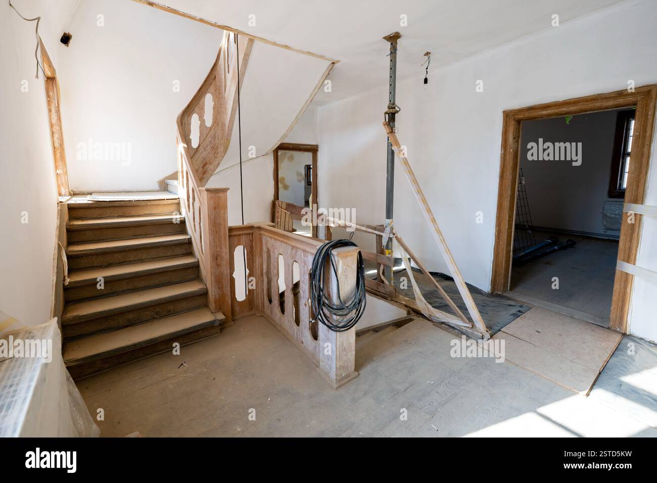 Weimar, Deutschland. Februar 2025. Die Treppe im zweiten Stock. Die Stadt Weimar hält eine Pressekonferenz ab, um über das Urteil des Amtsgerichts Erfurt zu informieren, das der Stadt Weimar das Recht einräumt, das ehemalige Haus von Goethes Freundin Charlotte von Stein (1742–1827) zurückzukaufen. Quelle: Jacob Schröter/dpa/Alamy Live News Stockfoto