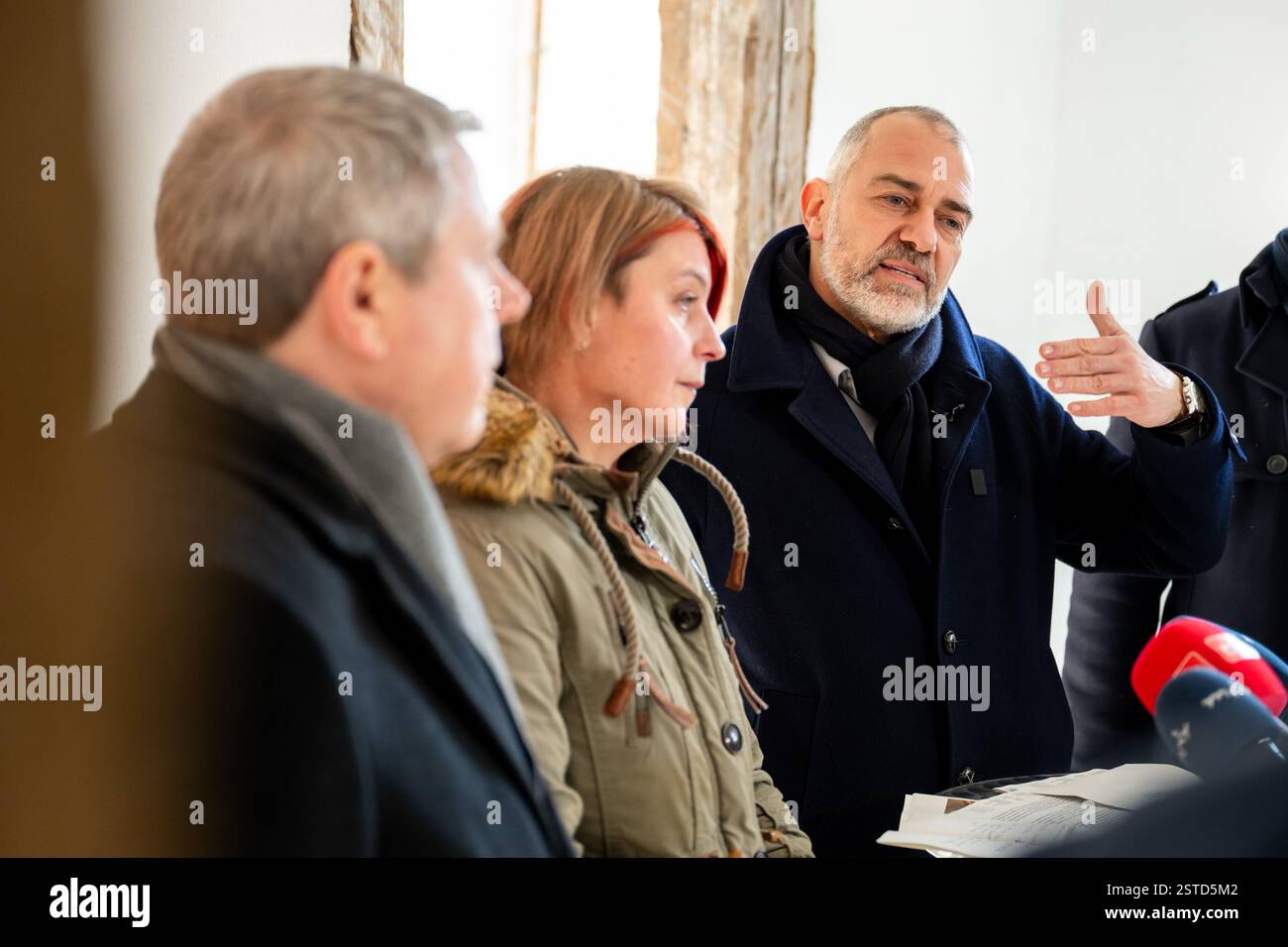 Weimar, Deutschland. Februar 2025. Der Oberbürgermeister der Stadt Weimar Peter kleine (r), die Leiterin der Landwirtschaftsabteilung der Stadt Weimar, Susan Fröbe (m) und der Rechtsanwalt Johannes-Christian Vent auf der Pressekonferenz. Auf einer Pressekonferenz informiert die Stadt Weimar über das Urteil des Landgerichts Erfurt, das der Stadt Weimar das Recht einräumt, das ehemalige Haus von Goethes Freundin Charlotte von Stein (1742–1827) zurückzukaufen. Quelle: Jacob Schröter/dpa/Alamy Live News Stockfoto