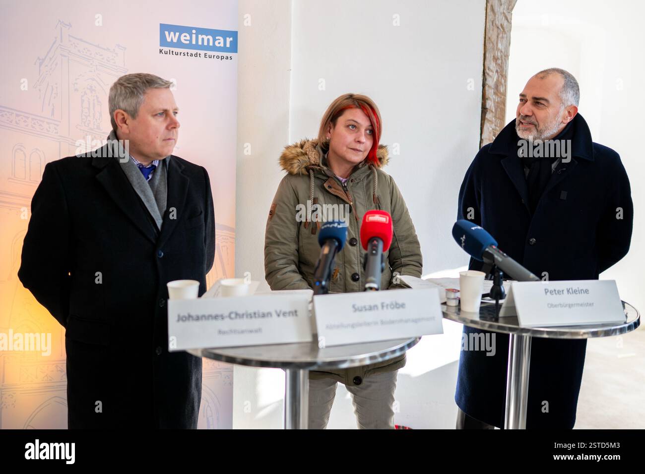 Weimar, Deutschland. Februar 2025. Der Oberbürgermeister der Stadt Weimar Peter kleine (r), die Leiterin der Landwirtschaftsabteilung der Stadt Weimar, Susan Fröbe (m) und der Rechtsanwalt Johannes-Christian Vent auf der Pressekonferenz. Auf einer Pressekonferenz informiert die Stadt Weimar über das Urteil des Landgerichts Erfurt, das der Stadt Weimar das Recht einräumt, das ehemalige Haus von Goethes Freundin Charlotte von Stein (1742–1827) zurückzukaufen. Quelle: Jacob Schröter/dpa/Alamy Live News Stockfoto