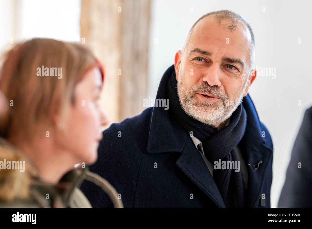 Weimar, Deutschland. Februar 2025. Der Oberbürgermeister der Stadt Weimar, Peter kleine, auf einer Pressekonferenz. Auf einer Pressekonferenz informiert die Stadt Weimar über das Urteil des Landgerichts Erfurt, das der Stadt Weimar das Recht einräumt, das ehemalige Haus von Goethes Freundin Charlotte von Stein (1742–1827) zurückzukaufen. Quelle: Jacob Schröter/dpa/Alamy Live News Stockfoto