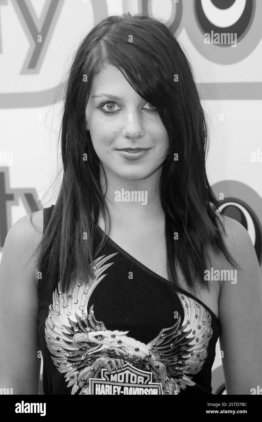 Popsängerin MARIA WILLSON. Red Dragon FM Party in the Park, Coopers Field, Cardiff, Juli 2003. Foto: ROB WATKINS. INFO: Maria Willson ist eine britische Sängerin, die erstmals bei Michael Barrymores My Kind of People berühmt wurde und eine Vielzahl von Fernseh- und Radioauftritten folgte. In den Jahren 2003 und 2004 veröffentlichte sie zwei Hit-Singles, Chooza Looza erreichte Platz 29 und Mr. Alibi erreichte Platz 43 in den britischen Singles Charts. Stockfoto