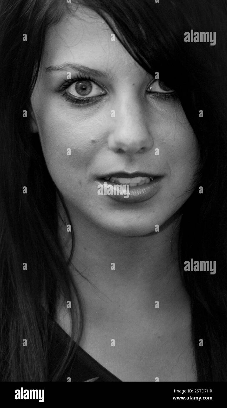 Popsängerin MARIA WILLSON. Red Dragon FM Party in the Park, Coopers Field, Cardiff, Juli 2003. Foto: ROB WATKINS. INFO: Maria Willson ist eine britische Sängerin, die erstmals bei Michael Barrymores My Kind of People berühmt wurde und eine Vielzahl von Fernseh- und Radioauftritten folgte. In den Jahren 2003 und 2004 veröffentlichte sie zwei Hit-Singles, Chooza Looza erreichte Platz 29 und Mr. Alibi erreichte Platz 43 in den britischen Singles Charts. Stockfoto