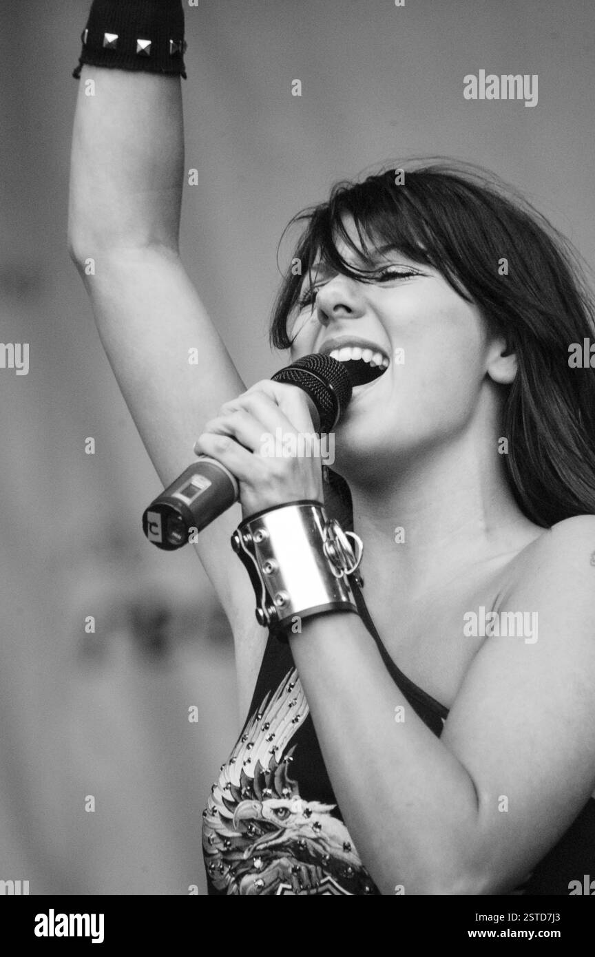 Popsängerin MARIA WILLSON. Red Dragon FM Party in the Park, Coopers Field, Cardiff, Juli 2003. Foto: ROB WATKINS. INFO: Maria Willson ist eine britische Sängerin, die erstmals bei Michael Barrymores My Kind of People berühmt wurde und eine Vielzahl von Fernseh- und Radioauftritten folgte. In den Jahren 2003 und 2004 veröffentlichte sie zwei Hit-Singles, Chooza Looza erreichte Platz 29 und Mr. Alibi erreichte Platz 43 in den britischen Singles Charts. Stockfoto