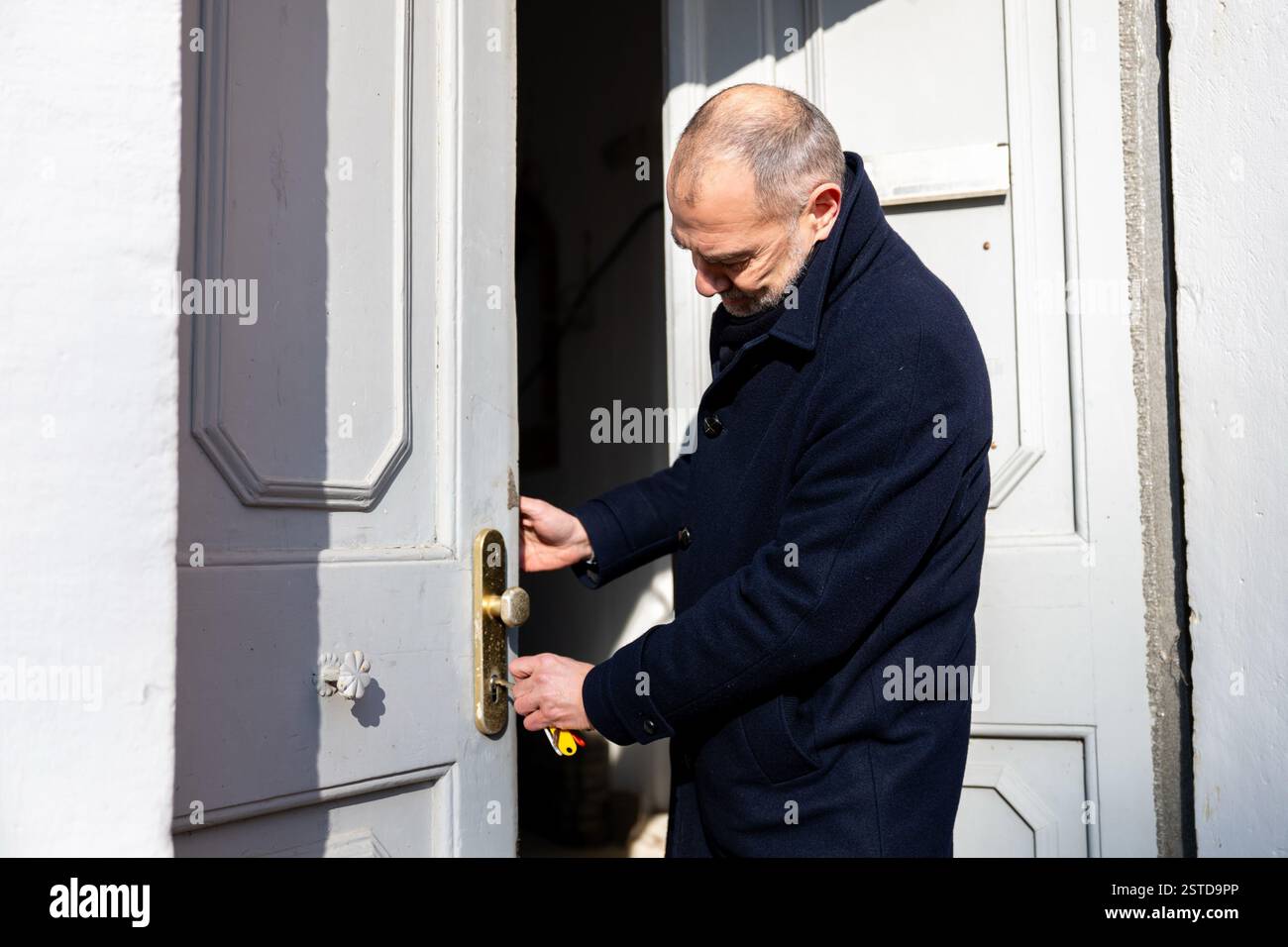 Weimar, Deutschland. Februar 2025. Der Oberbürgermeister von Weimar, Peter kleine, testet einen Schlüssel an einer der Eingangstüren. Auf einer Pressekonferenz informiert die Stadt Weimar die Öffentlichkeit über das Urteil des Landgerichts Erfurt, das der Stadt Weimar das Recht einräumt, das ehemalige Haus von Goethes Freundin Charlotte von Stein (1742–1827) zurückzukaufen. Quelle: Jacob Schröter/dpa/Alamy Live News Stockfoto