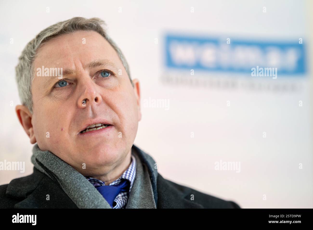 Weimar, Deutschland. Februar 2025. Rechtsanwalt Johannes-Christian Vent auf einer Pressekonferenz. Auf einer Pressekonferenz informiert die Stadt Weimar über das Urteil des Landgerichts Erfurt, das der Stadt Weimar das Recht einräumt, das ehemalige Haus von Goethes Freundin Charlotte von Stein (1742–1827) zurückzukaufen. Quelle: Jacob Schröter/dpa/Alamy Live News Stockfoto