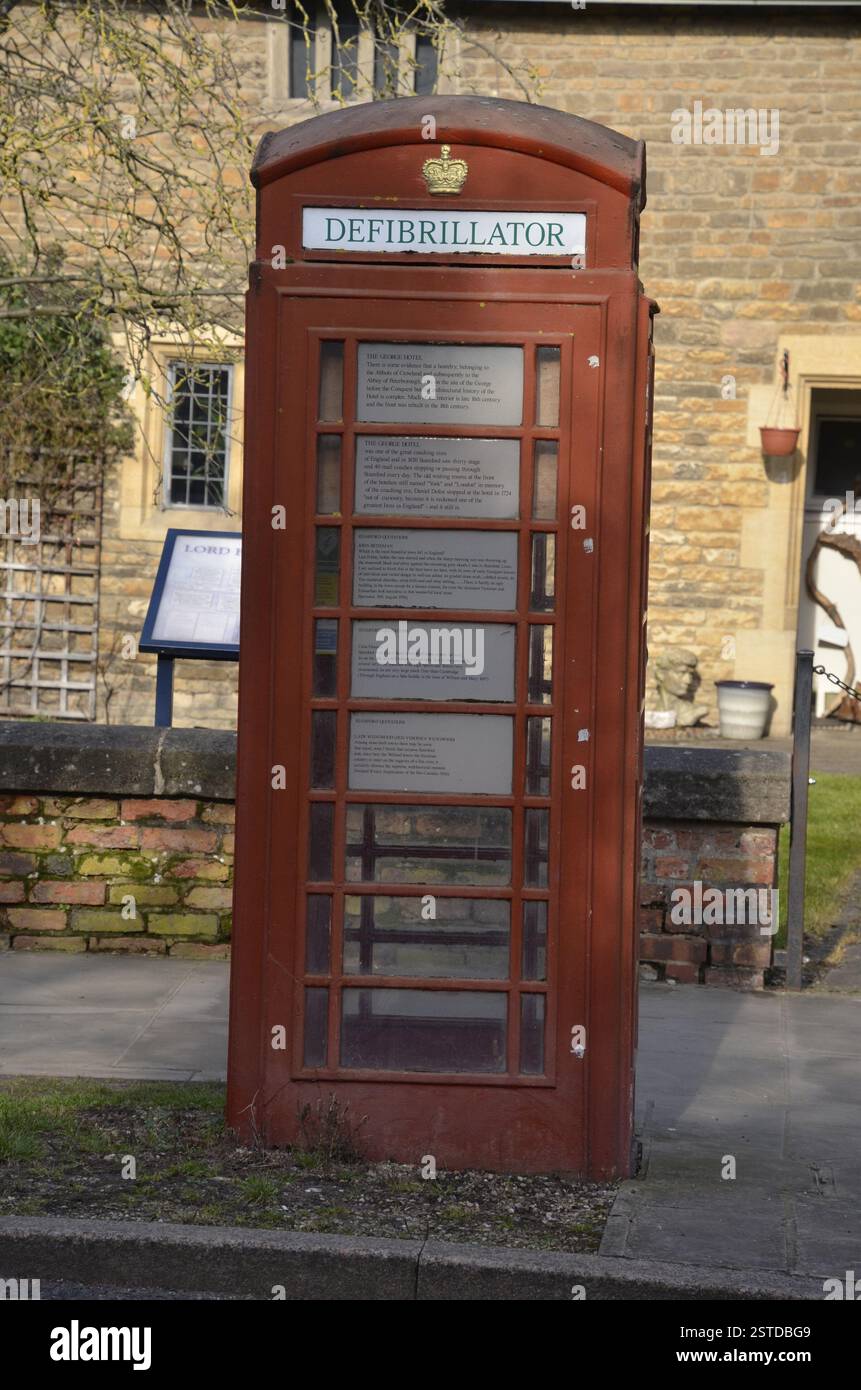 Eine alte öffentliche Telefonbox, die jetzt als Speicher für einen öffentlichen Defibrillator in Stamford, Lincolnshire, genutzt wird Stockfoto
