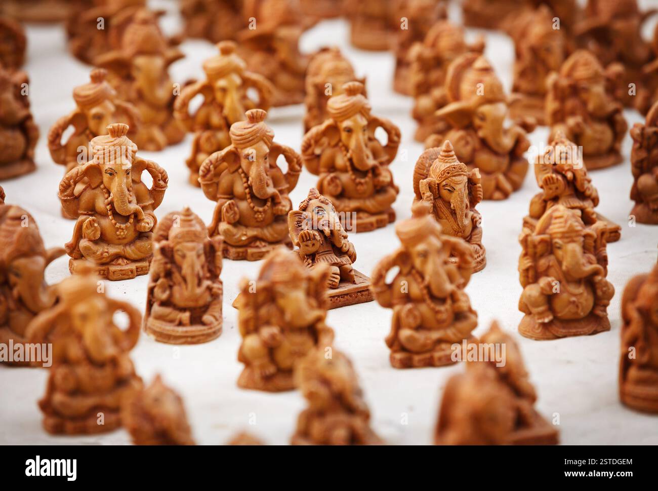 Souvenirfiguren von Göttern auf dem indischen Markt Stockfoto