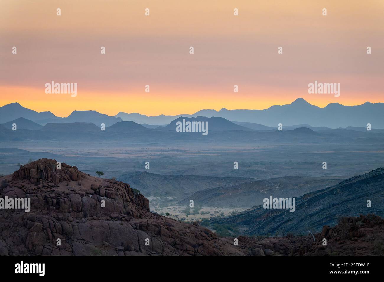 Malerische Aussicht auf felsige Berge bei Sonnenuntergang, Damaraland Landschaft, Namibia, Afrika Stockfoto
