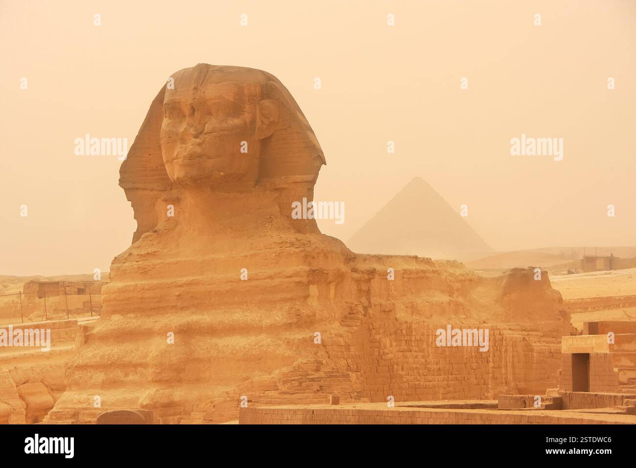 Die Sphinx und die Pyramide von hafre in einem Sandsturm, Stockfoto
