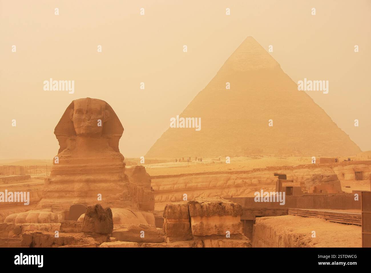 Die Sphinx und die Pyramide von hafre in einem Sandsturm, Stockfoto