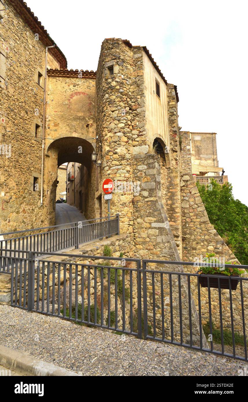 Macanet de Cabrenys, Eingang zur Altstadt. Alt Empordà, Girona, Katalonien, Spanien. Stockfoto