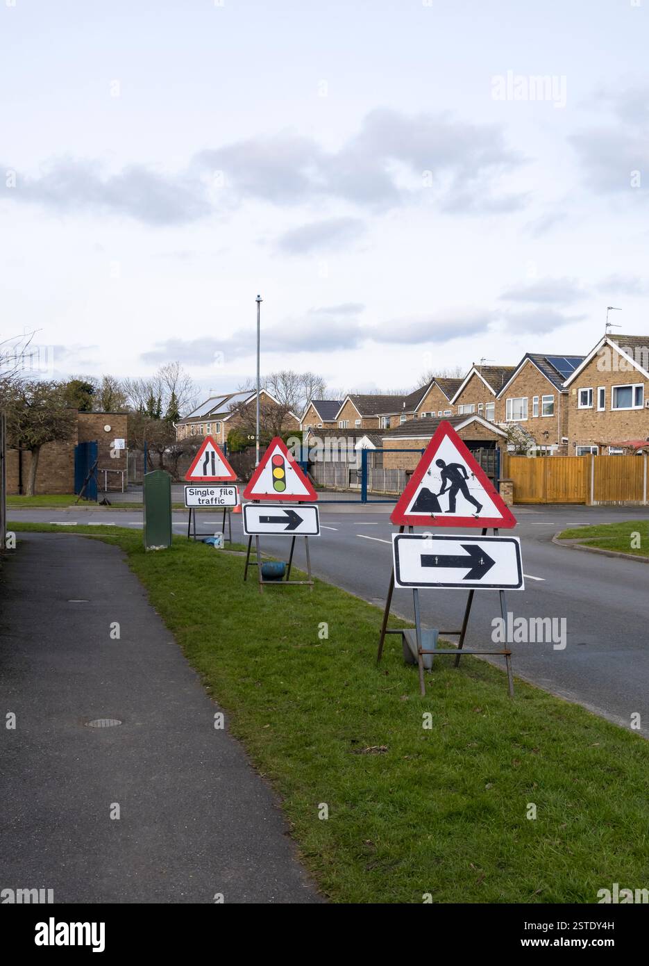 Baustelle rechts um die Ecke, Cherry Willingham, Lincoln, Lincolnshire, England, UK Stockfoto