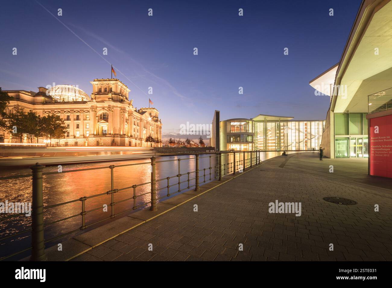 Reichstag und Bundeskanzleramt in der Abenddämmerung in Berlin Stockfoto