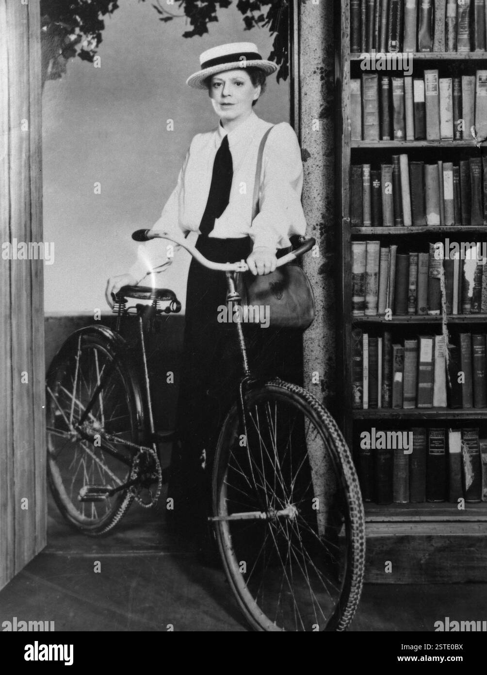 Amerikanische Schauspielerin Ethel Barrymore mit Fahrrad, USA 1920 Stockfoto
