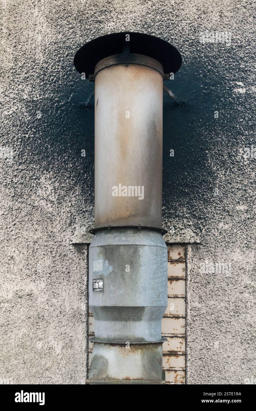 Der alte Schornstein des Extraktors auf dem Industriebau Stockfoto