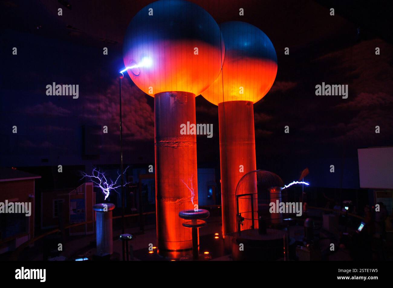 Tesla Coil zeigt Funken, die zwischen riesigen Kugeln knistern Elektrizitätsdemonstration Symbol für Innovation und Kraft, die an das Potenzial beider Krea erinnert Stockfoto