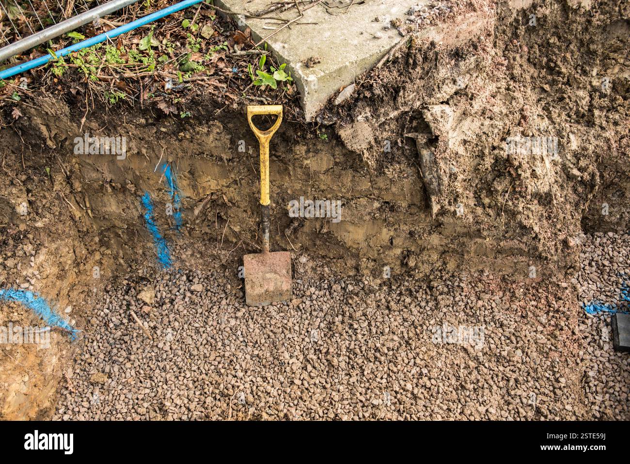 Graben mit Spaten zur Installation von Versorgungsmaterial Stockfoto