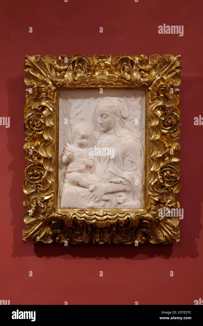 Wien, Österreich. Kunsthistorisches Museum Wien im 1. Bezirk, Kaiserliche Schatzkammer, Maria mit Kind, Antonio Rosselino (1427-1479) Florenz um 1465, Marmor Stockfoto