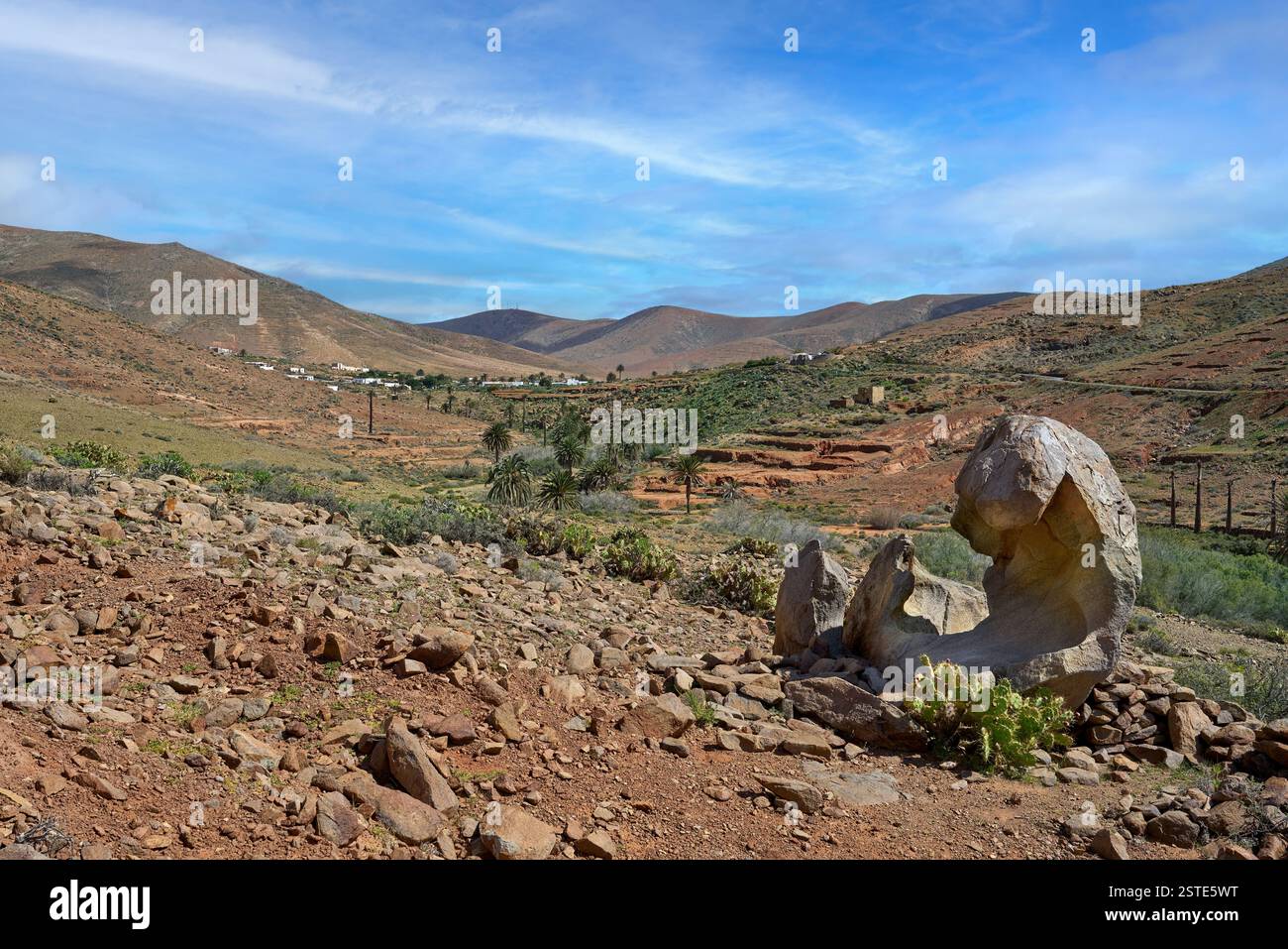 Fuerteventura, Barranco de las Penitas - gebrochene Lavabombe am Wanderweg im Palmtal Stockfoto