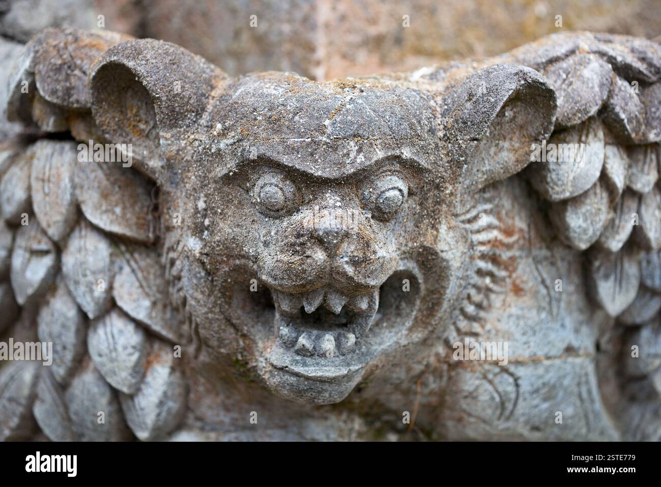 Fesseln Sie ein fantastisches Tier an der Wand eines alten indonesischen Tempels Stockfoto