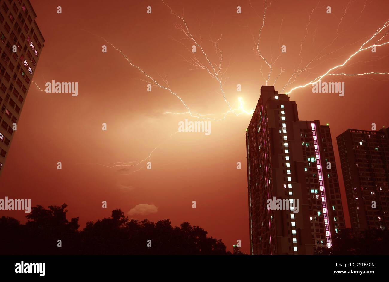 Pop Art Surreal Style of Amazing Lightning Strikes in Dark Purple Colored Urban Night Sky Stockfoto