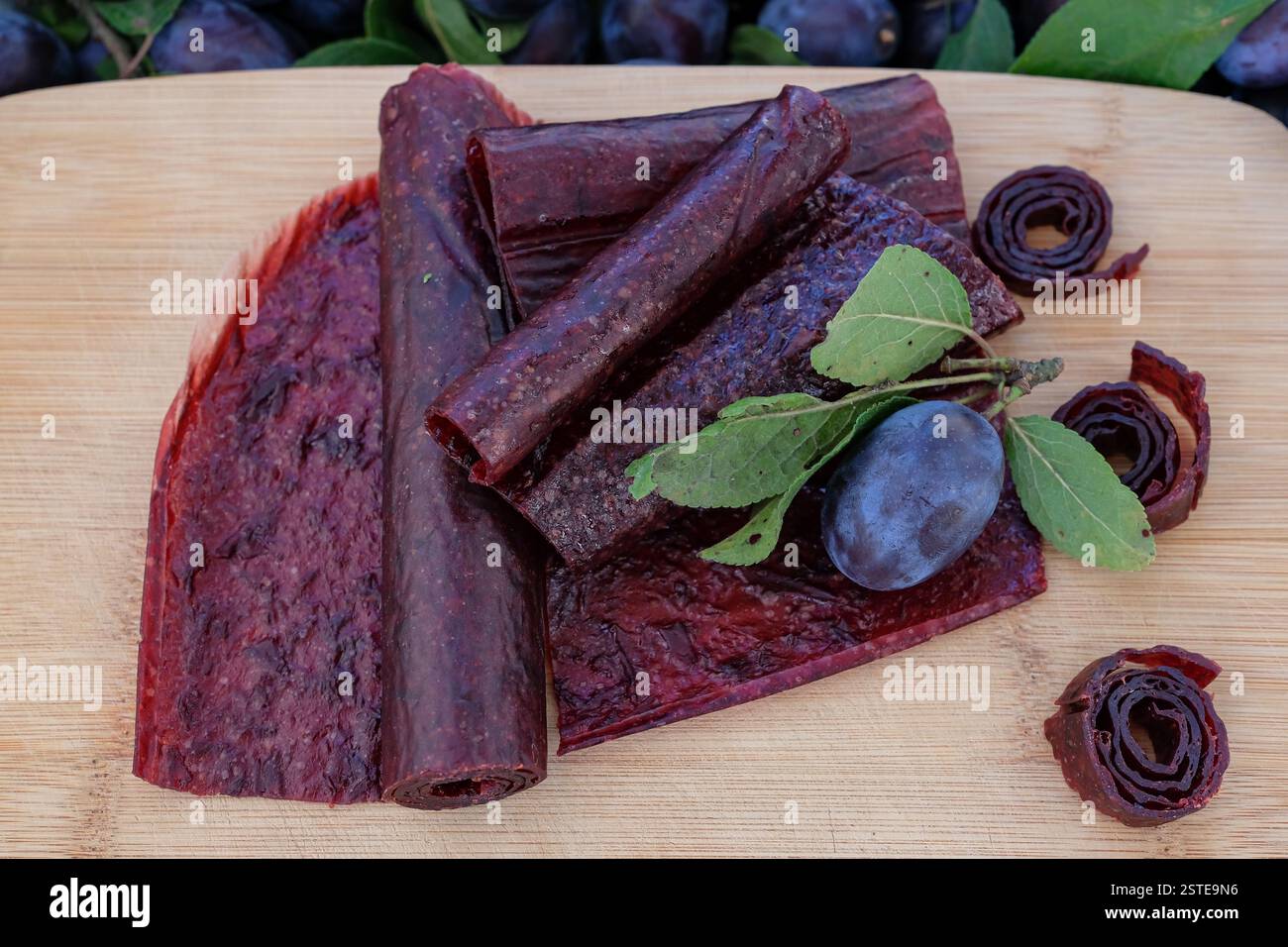Obstleder und Brötchen. Hausgemachte oder handgemachte Pastille auf dem Holzbrett. Stockfoto