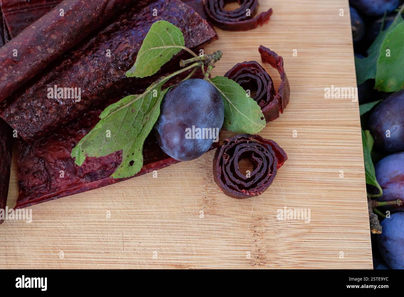 Obstleder und Brötchen. Hausgemachte oder handgemachte Pastille auf dem Holzbrett. Stockfoto
