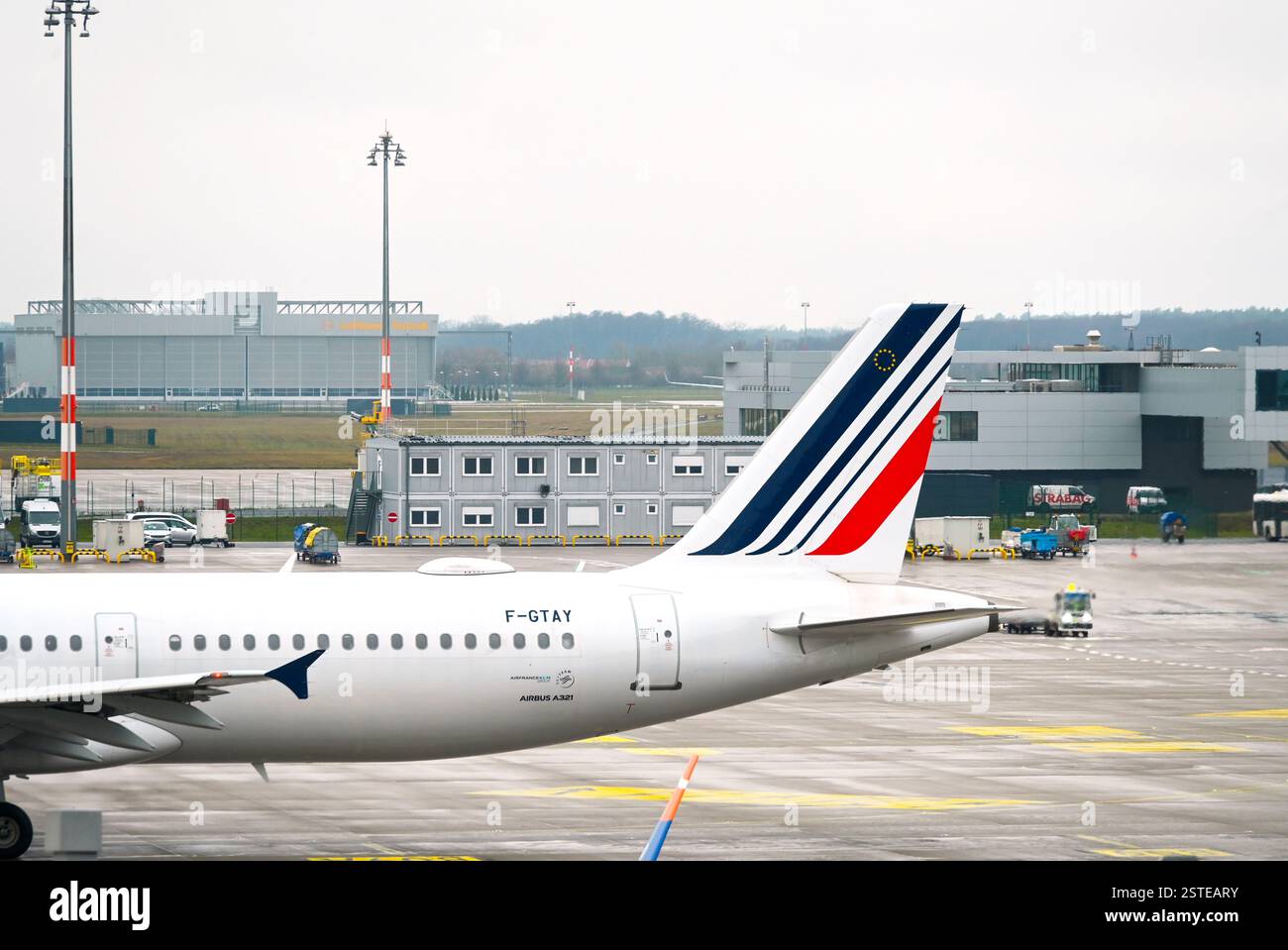 BERLIN - JAN 09: Nahaufnahme eines Flugzeugs Airbus A321 mit Air France Lackierung am Flughafen Berlin Brandenburg am 9. Januar. 2025 in Deutschland Stockfoto