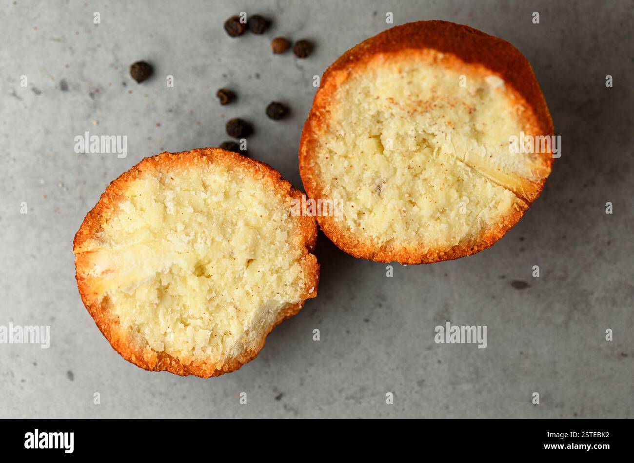 Zerbrochener bälchenkugel oder bälchenkäse mit schwarzem Papier auf einem Tisch Stockfoto