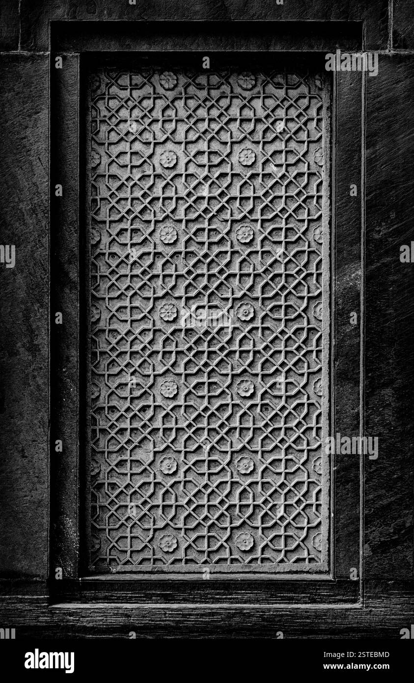 Gefälschtes Fenster mit traditionellem Steinschmuck. Indien, Agra Stadt Stockfoto