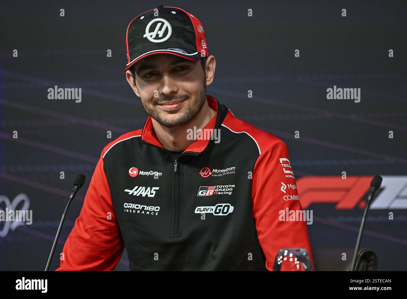 London, Großbritannien. Februar 2025. LONDON, ENGLAND - 18. FEBRUAR: Esteban Ocon aus Frankreich und MoneyGram Haas F1 Team nehmen an der Pressekonferenz während der F1 75 Live in der O2 Arena am 18. Februar 2025 in London, Großbritannien, Teil. (Foto: Vince Mignott/MB Media) Credit: MB Media Solutions/Alamy Live News Stockfoto
