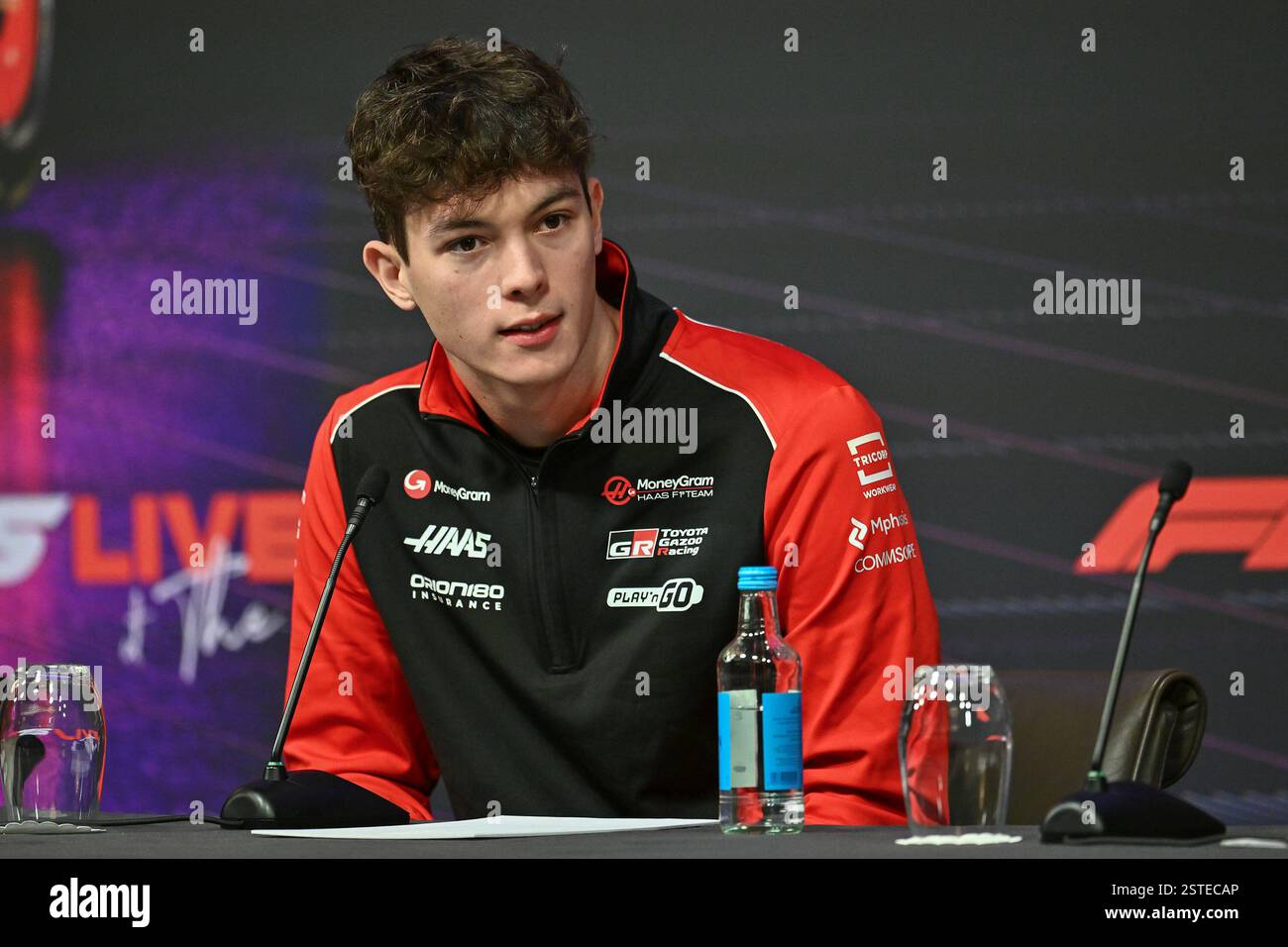 London, Großbritannien. Februar 2025. LONDON, ENGLAND – 18. FEBRUAR: Oliver Bearman aus Großbritannien und das MoneyGram Haas F1 Team nehmen an der Pressekonferenz während der F1 75 Live in der O2 Arena am 18. Februar 2025 in London Teil. (Foto: Vince Mignott/MB Media) Credit: MB Media Solutions/Alamy Live News Stockfoto