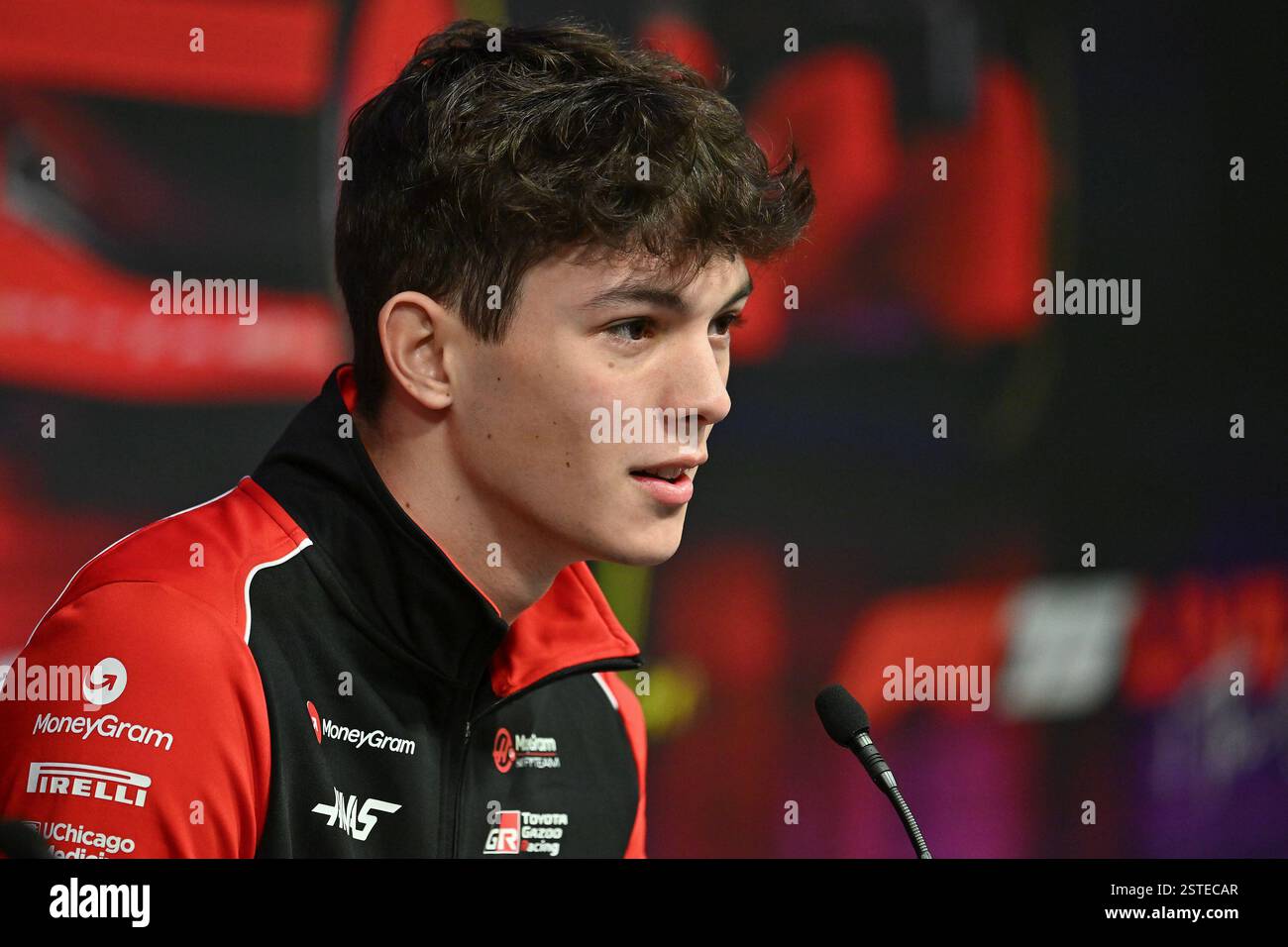 London, Großbritannien. Februar 2025. LONDON, ENGLAND – 18. FEBRUAR: Oliver Bearman aus Großbritannien und das MoneyGram Haas F1 Team nehmen an der Pressekonferenz während der F1 75 Live in der O2 Arena am 18. Februar 2025 in London Teil. (Foto: Vince Mignott/MB Media) Credit: MB Media Solutions/Alamy Live News Stockfoto