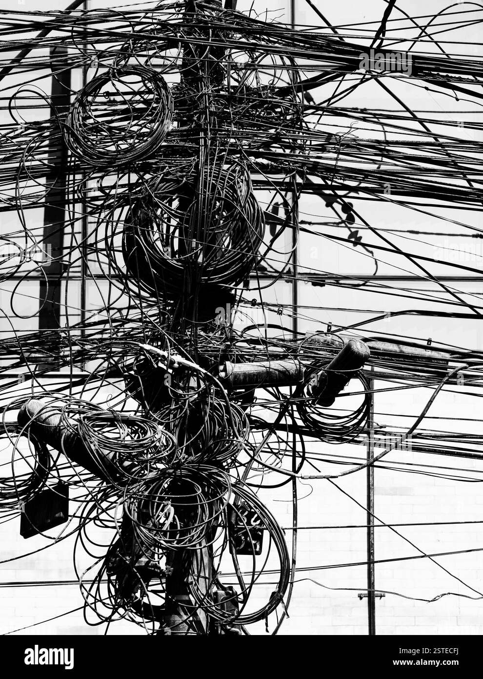 Elektrische Leitungen an einem Pfosten Stockfoto