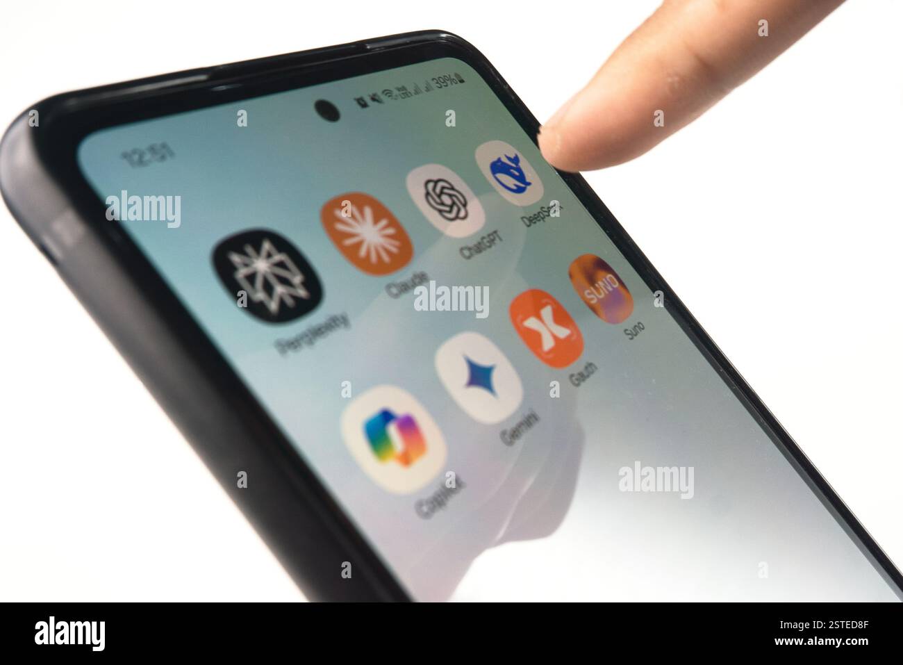 Sleman, Indonesien - 15. Februar 2025: Die Hand einer Person verwendet ein Smartphone, um eine Ätificial Intelligence Apps auszuwählen. Wie Deepseek, ChatGPT, Claude, Stockfoto