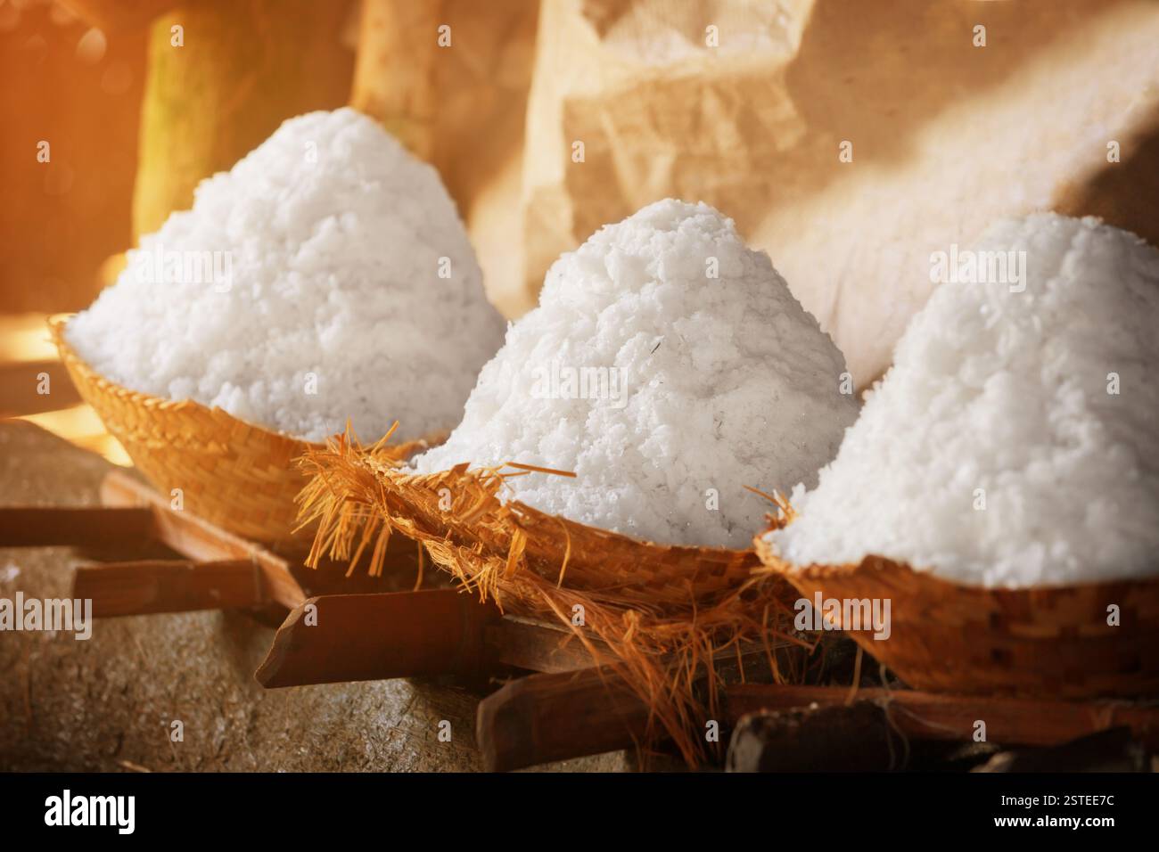 Salz in Körben. Alte traditionelle Salzproduktion auf Bali, Indonesien. Stockfoto