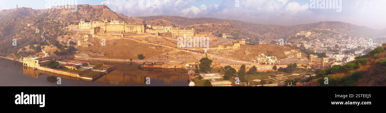 Indische Wahrzeichen - Panorama mit Amber Fort, See und Stadt. Jaipur Stockfoto