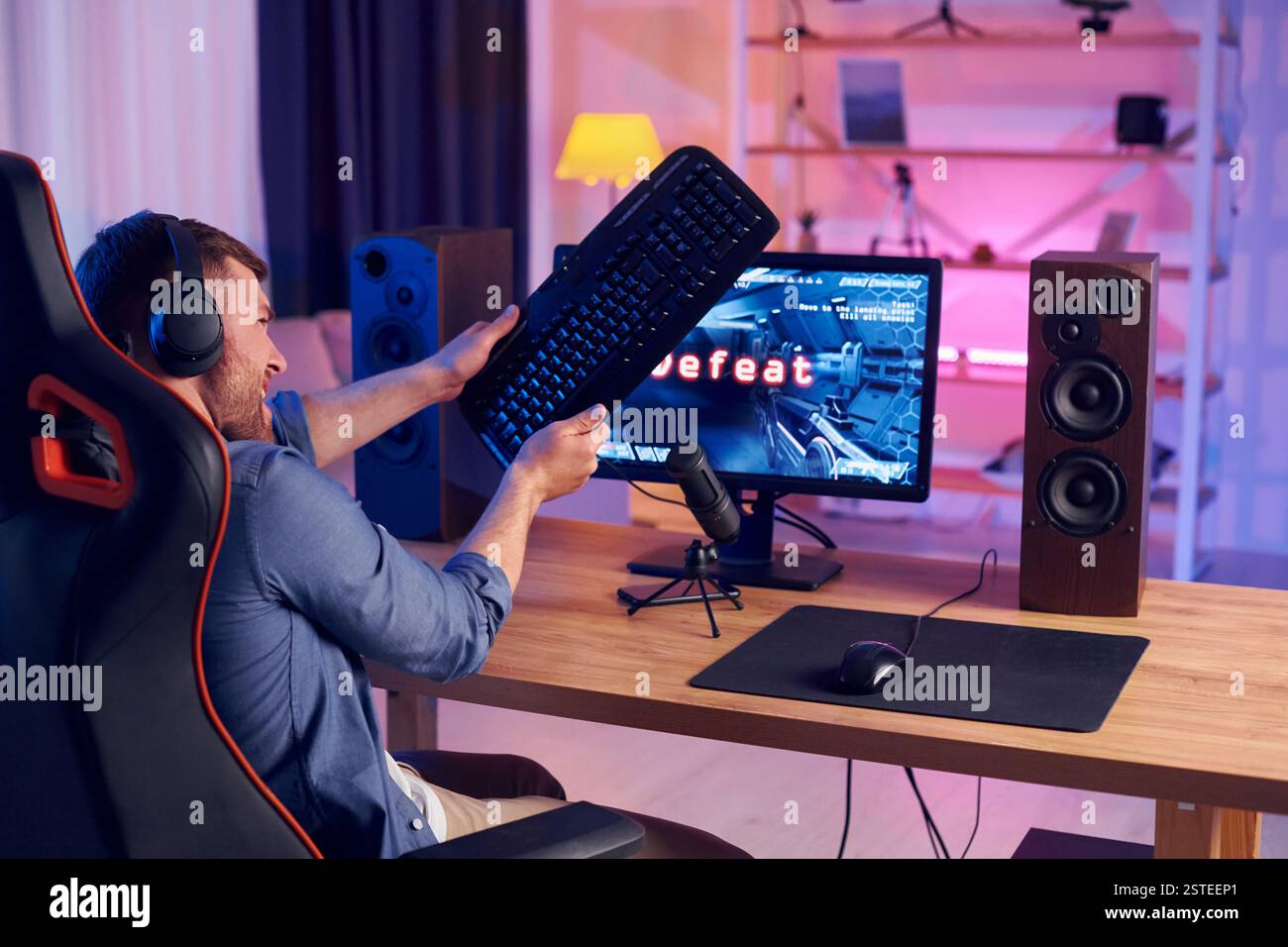 Vorstellung von Misserfolg, Niederlage. Online-Streamer, der FPS-Shooter zu Hause spielt. Stockfoto