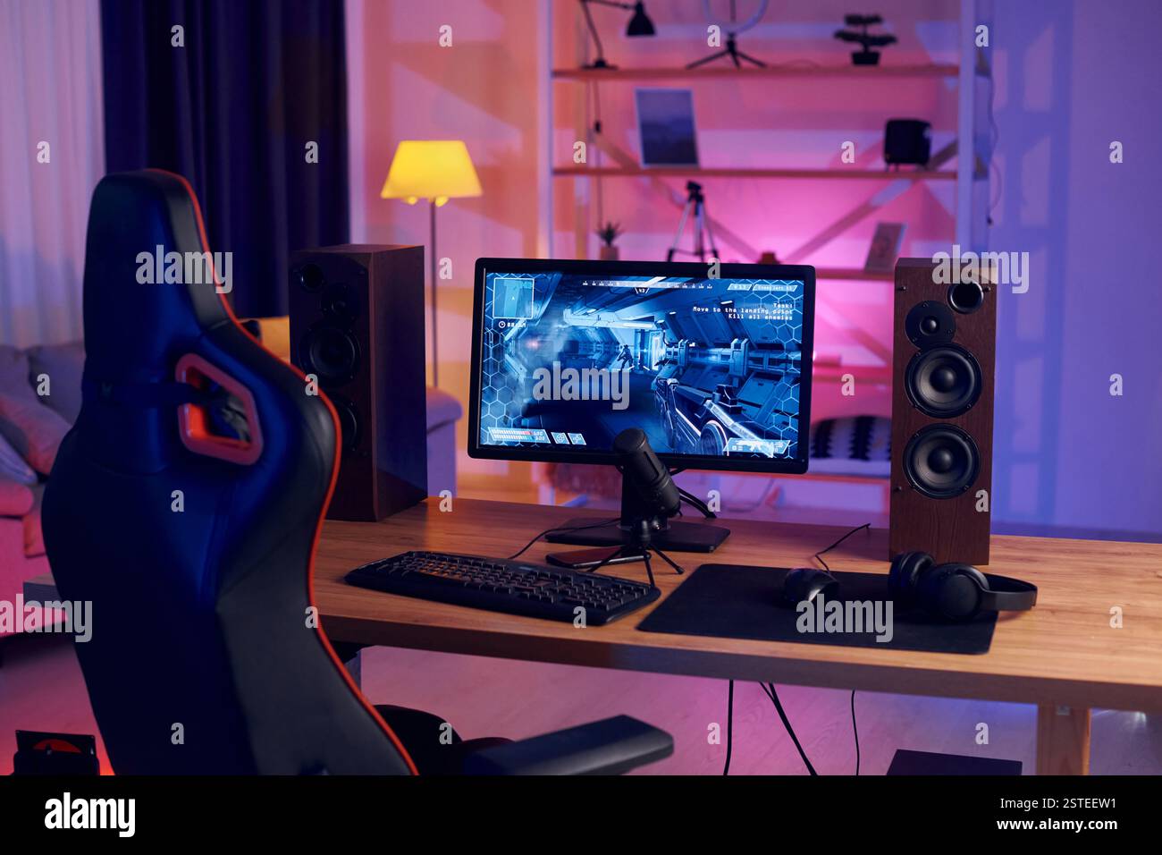 PC zu Hause mit Shooter-Spiel gestartet. Erleben Sie virtuelle Realität mit FPS. Stockfoto
