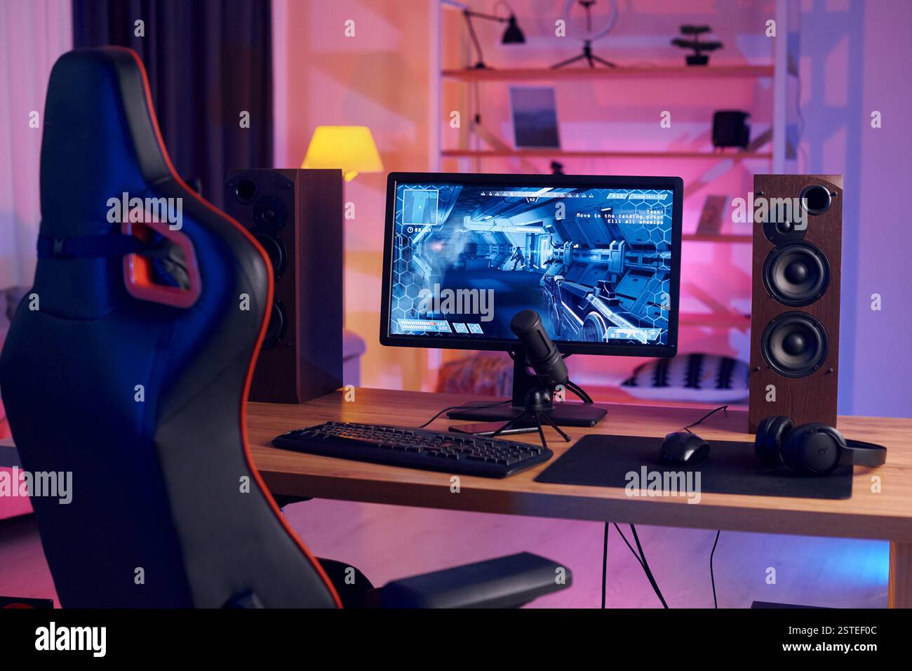 PC zu Hause mit Shooter-Spiel gestartet. Erleben Sie virtuelle Realität mit FPS. Stockfoto