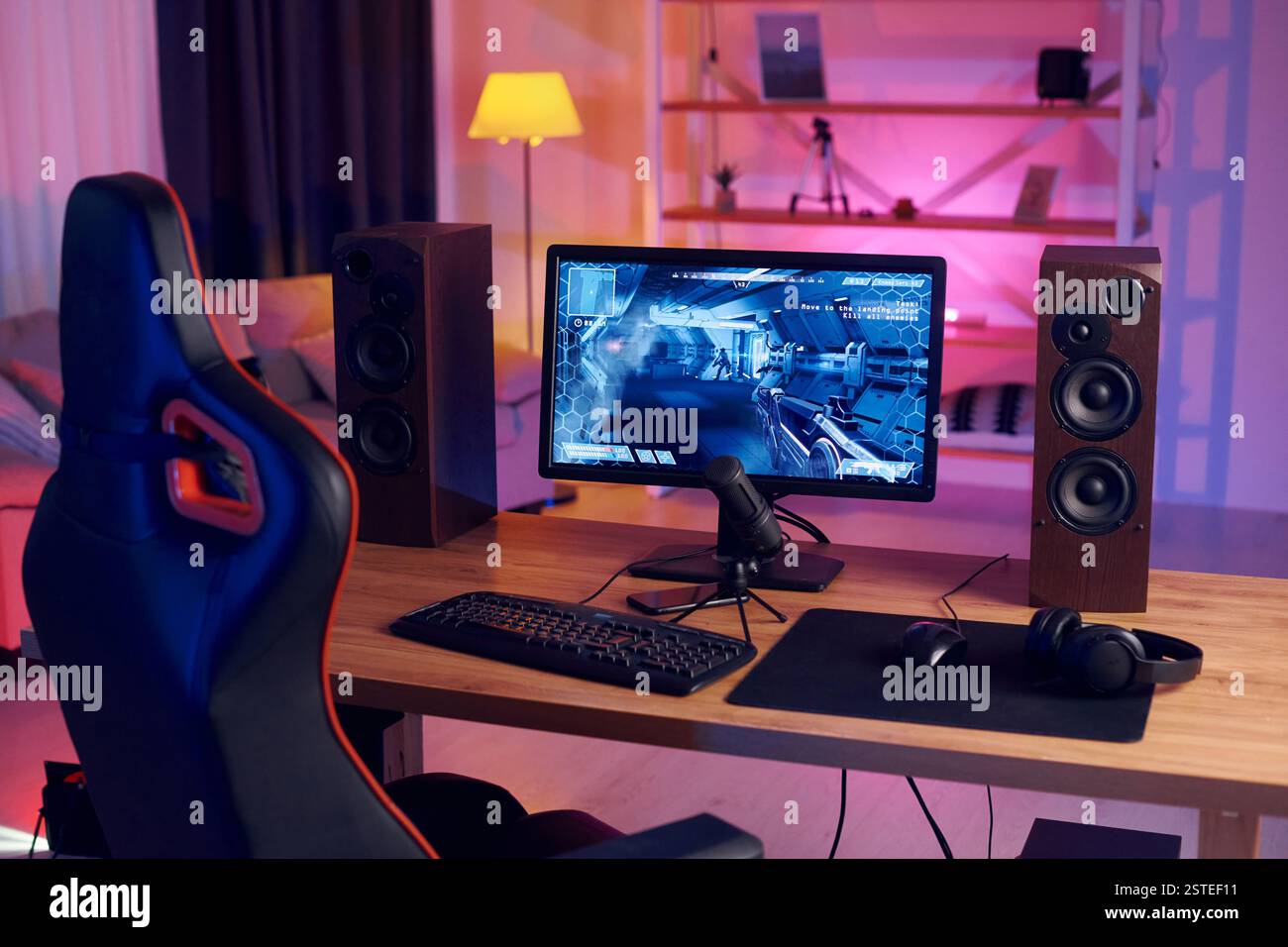 PC zu Hause mit Shooter-Spiel gestartet. Erleben Sie virtuelle Realität mit FPS. Stockfoto
