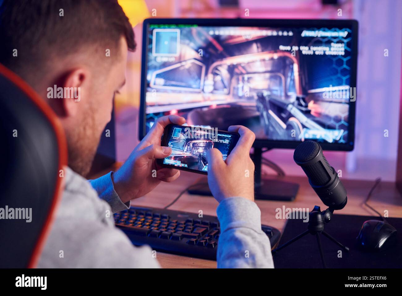 Grafiken der nächsten Generation. Online-Streamer, der FPS-Shooter zu Hause spielt. Stockfoto