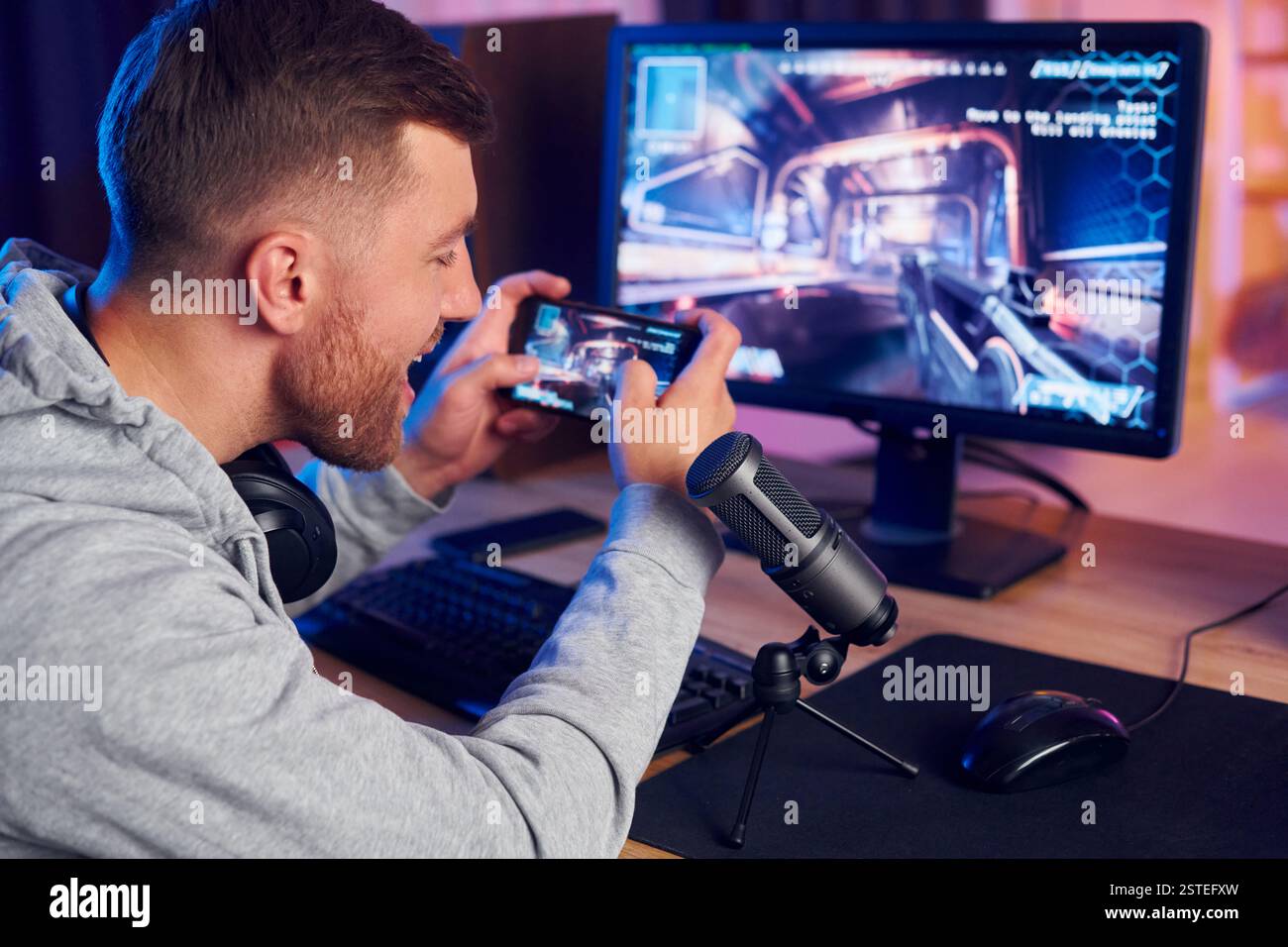 Grafiken der nächsten Generation. Online-Streamer, der FPS-Shooter zu Hause spielt. Stockfoto