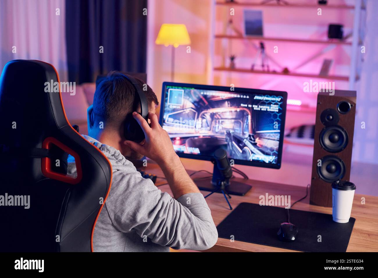 Grafiken der nächsten Generation. Online-Streamer, der FPS-Shooter zu Hause spielt. Stockfoto