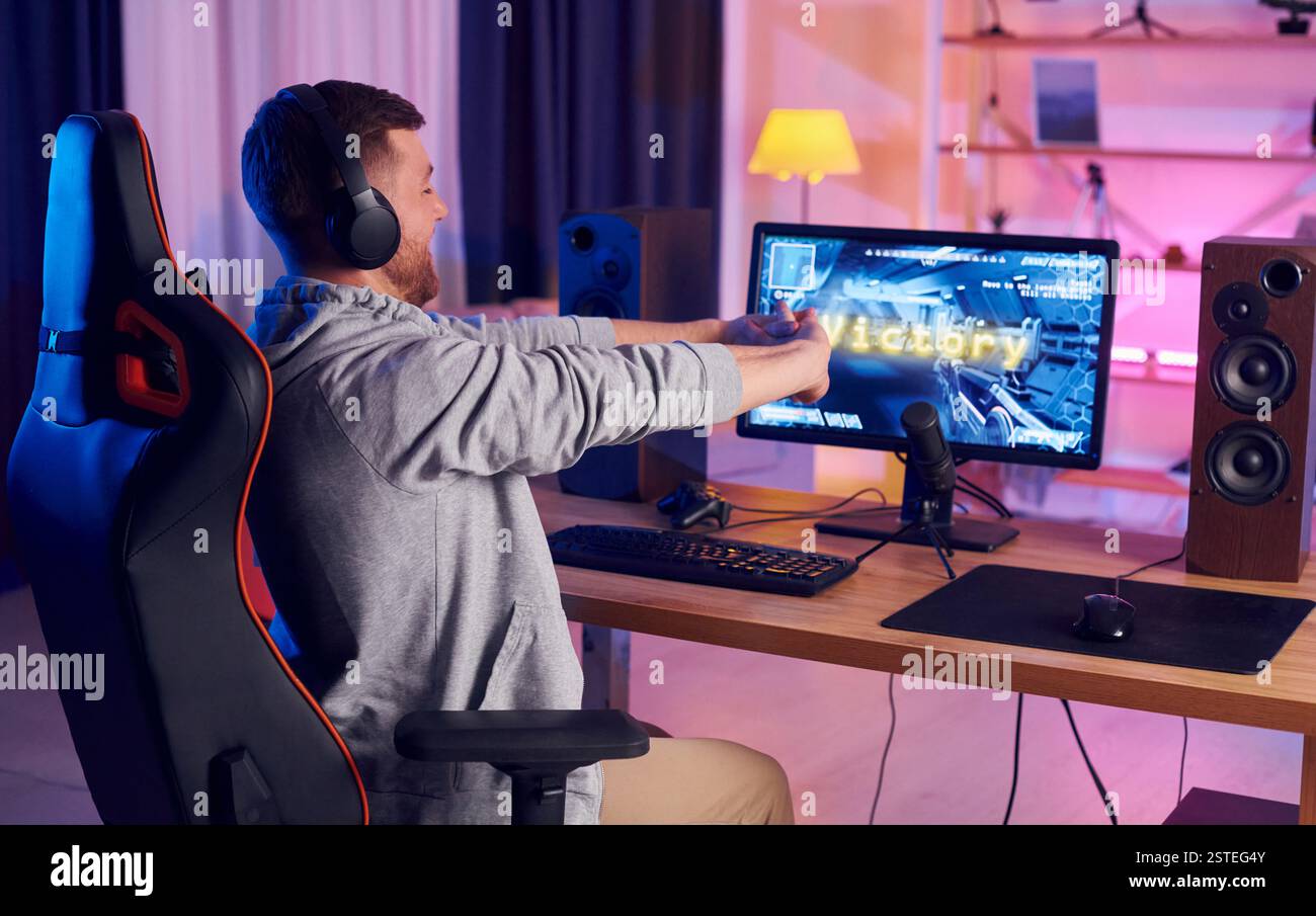 Grafiken der nächsten Generation. Online-Streamer, der FPS-Shooter zu Hause spielt. Stockfoto